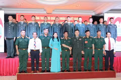 Thượng tướng Nguyễn Văn Nghĩa - Phó Tổng Tham mưu trưởng Quân đội Nhân dân Việt Nam chụp ảnh lưu niệm cùng đoàn Quân Giải phóng Nhân dân Trung Quốc. (Ảnh: Văn Hướng/TTXVN)