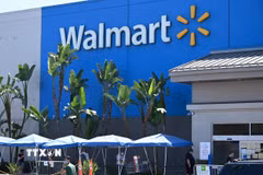 Một cửa hàng Walmart tại Burbank, California (Mỹ). (Ảnh: AFP/TTXVN)