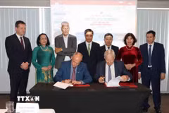 Đại diện Công ty Camco Technologies và Deep C ký kết hợp tác đầu tư vào Quảng Ninh, trong khuôn khổ diễn đàn. (Ảnh: Hương Giang/TTXVN)