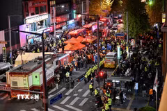 Hiện trường vụ giẫm đạp tại khu phố Itaewon ở Seoul (Hàn Quốc) ngày 30/10/2022. (Ảnh: AFP/TTXVN)