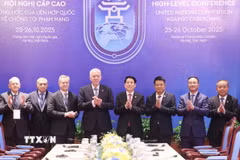 Chủ tịch nước Lương Cường với Tổng Công tố Nga Alexander Vladimirovich Gutsan và các đại biểu. (Ảnh: Lâm Khánh/TTXVN)