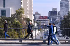 Người dân tại Thủ đô Damascus (Syria) ngày 10/12/2024. (Ảnh: THX/TTXVN)