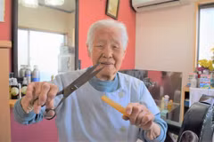 Cụ bà Shitsui Hakoishi tại cửa hiệu của mình ở Nakagawa, tỉnh Tochigi, hồi tháng 12 năm ngoái. (Nguồn: The Mainichi)
