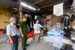 Đối tượng Thảo và tang vật liên quan được tập kết tại ngôi nhà bên cạnh. (Nguồn: Báo Quảng Ninh)