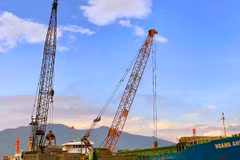 Các phương tiện bốc dỡ hàng hóa tại cảng Vũng Áng (Hà Tĩnh). (Ảnh: Hữu Quyết/TTXVN)