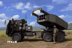 Hệ thống tên lửa pháo binh cơ động đa nòng (HIMARS) của quân đội Mỹ trong một cuộc tập trận thường niên với quân đội Philippines. (Ảnh: AFP/TTXVN)