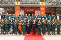 Chủ tịch nước Lương Cường và các đại biểu dự Lễ kỷ niệm 90 năm Ngày truyền thống Dân quân tự vệ. (Ảnh: Lâm Khánh/TTXVN)