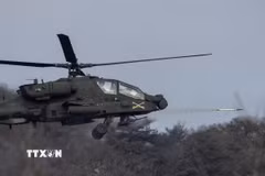 Trực thăng AH-64E Apache tham gia cuộc tập trận bắn đạn thật Hàn-Mỹ tại thao trường Rodriguez ở Pocheon (Hàn Quốc), ngày 10/2/2025. (Ảnh minh họa: Yonhap/TTXVN)