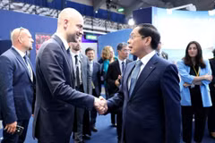 Phó Thủ tướng Chính phủ, Bộ trưởng Ngoại giao Bùi Thanh Sơn hội kiến Bộ trưởng châu Âu và Ngoại giao Pháp Jean Noel Barrot. (Ảnh: Dương Giang/TTXVN)