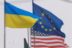 Từ trái sang: Quốc kỳ Ukraine, cờ Liên minh châu Âu và quốc kỳ Mỹ ở Thủ đô Kiev (Ukraine). (Ảnh: Reuters/TTXVN)