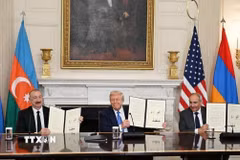Tổng thống Mỹ Donald Trump (giữa) chủ trì cuộc hòa đàm và ký kết thoả thuận hợp tác giữa Tổng thống Azerbaijan Ilham Aliyev (trái) với Thủ tướng Armenia Nikol Pashinyan tại Thủ đô Washington DC., ngày 8/8/2025. (Ảnh: AZERTAC/TTXVN)