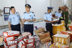 Lực lượng quản lý thị trường tỉnh Lạng Sơn kiểm kê, thu giữ số thực phẩm đông lạnh không rõ nguồn gốc, xuất xứ. (Ảnh: Quang Duy/TTXVN)