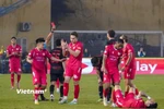 Công an Hà Nội (áo đỏ) giành chiến thắng ở trận 'siêu kinh điển' trước Ninh Bình FC. (Ảnh: Việt Anh/Vietnam+)