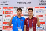 Huấn luyện viên trưởng Kim Sang-sik (trái) quyết tâm cùng các học trò tạo ra "cơn mưa bàn thắng" trước Đội tuyển Lào. (Ảnh: VFF)