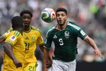 Tiền đạo Raul Jimenez (áo xanh) ghi bàn ấn định chiến thắng 2-0 cho đội tuyển Mexico trước đối thủ Nam Phi. (Ảnh: TTXVN)