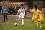 Hà Nội FC (áo trắng) "nhẹ nhàng" vượt qua đội khách Thanh Hóa với chiến thắng 3-1 ở vòng 17 V-League.