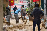 Người dân và công nhân được huy động nhằm khắc phục sự cố tràn bùn. (Ảnh: Minh Hiếu/Vietnam+)