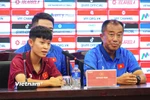 Huấn luyện viên trưởng Okiyama Masahiko (phải) và đội trưởng Lưu Hoàng Vân của đội tuyển U20 Nữ Việt Nam tham dự buổi họp báo. (Ảnh: Việt Anh/Vietnam+)