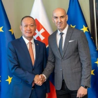 Đại sứ Việt Nam tại Slovakia Phạm Trường Giang và Cố vấn Bộ trưởng Bộ Nội vụ Slovakia Ladislav Csémi. (Ảnh: TTXVN)