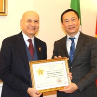 Đại sứ Việt Nam tại Italia Dương Hải Hưng trao Kỷ niệm chương “Vì sự nghiệp Tư pháp” cho nguyên Đại sứ Italy tại Việt Nam Antonio Alessandro. (Ảnh: Thanh Hải/TTXVN)