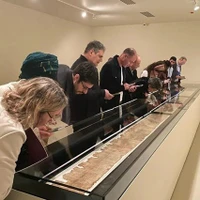 Israel lần đầu trưng bày cuốn Kinh Thánh cổ 2.100 tuổi