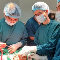 Các bác sỹ Bệnh viện Hữu nghị Việt Nam – Cuba Đồng Hới (Quảng Trị) phẫu thuật cấp cứu thành công trường hợp bệnh nhân có vết thương nghiêm trọng, phức tạp vùng cổ. (Ảnh: TTXVN phát)