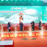 Các đại biểu thực hiện nghi thức khởi công dự án. (Ảnh: Thế Duyệt/TTXVN)