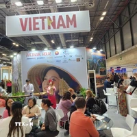 Gian hàng Việt Nam thu hút đông đảo đối tác và khách tham quan. (Ảnh: TTXVN phát)