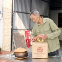 Sản phẩm cá kho Nhân Hậu được đóng gói cẩn thận, có thể vận chuyển xa, rất phù hợp làm quà tặng, quà biếu. (Ảnh: Nguyễn Chinh/TTXVN)