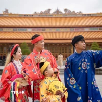 Người dân, khách du lịch đến thăm quan Đại Nội Huế vào ngày mùng 1 Tết. (Ảnh: Văn Dũng/TTXVN)