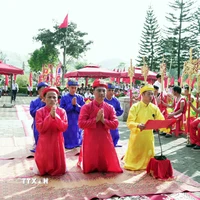 Thực hiện nghi thức tế giỗ tại nhà thờ Hải Thượng Lãn Ông Lê Hữu Trác (xã Sơn Giang). (Ảnh: Hữu Quyết/TTXVN)