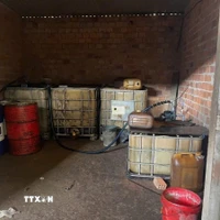 Hơn 1.000 lít dầu DO khác đã thu mua trước đó tại cơ sở kinh doanh phế liệu. (Ảnh: TTXVN phát)