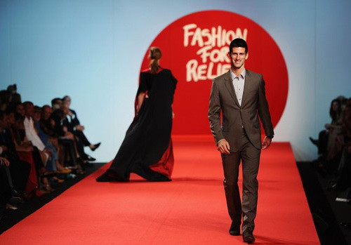 Tay vợt Novak Djokovic lịch lãm trên sàn catwalk ảnh 1