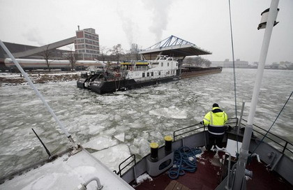 Dòng sông Danube đóng băng khiến tàu bè mắc kẹt ảnh 1