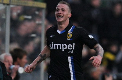 Barca hoàn tất mua Alex Song, M.U thêm tân binh ảnh 1