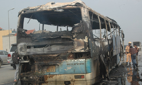 Xe khách "bùng cháy" giữa đường trên cao Hà Nội ảnh 1 Xe khách "bùng cháy" giữa đường trên cao Hà Nội ảnh 1