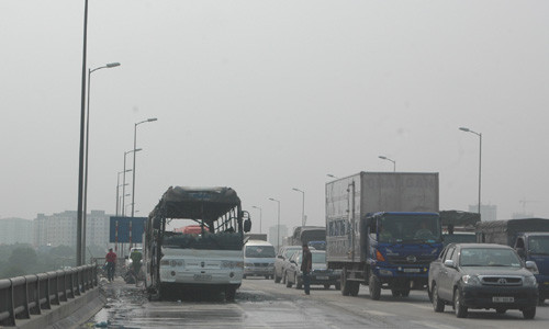 Xe khách "bùng cháy" giữa đường trên cao Hà Nội ảnh 2 Xe khách "bùng cháy" giữa đường trên cao Hà Nội ảnh 2