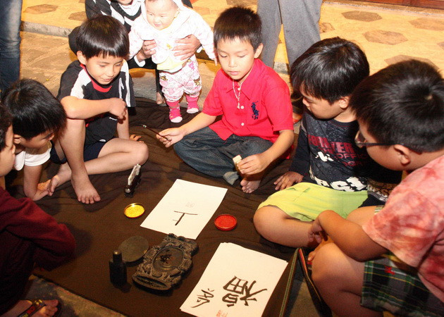 Du khách đổ về Phố cổ Hội An dự Tết Nguyên Tiêu ảnh 1