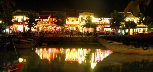 Du khách đổ về Phố cổ Hội An dự Tết Nguyên Tiêu ảnh 2