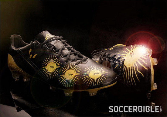 Chiêm ngưỡng đôi giày của Messi mừng kỷ lục QBV ảnh 1