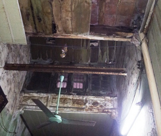 Trần nhà cổ sập, người dân lo thấp thỏm giữa đêm ảnh 1