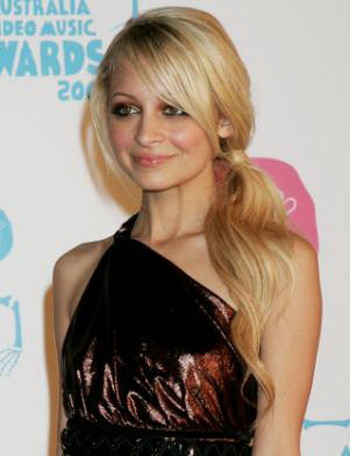 Những kiểu tóc thanh tú cho các cô nàng công sở ảnh 6