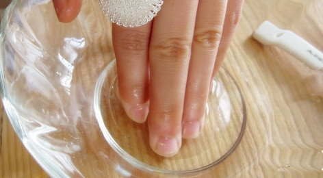 Chăm sóc móng tay xinh bằng dung dịch muối biển ảnh 2