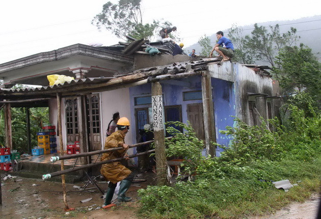 Thừa Thiên-Huế: Bộ đội giúp dân đối phó "giặc" bão ảnh 1