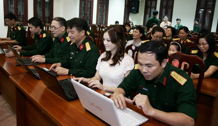 Lý Nhã Kỳ cùng "nhà báo đeo lon” bầu Vịnh Hạ Long ảnh 2 Lý Nhã Kỳ cùng "nhà báo đeo lon” bầu Vịnh Hạ Long ảnh 2