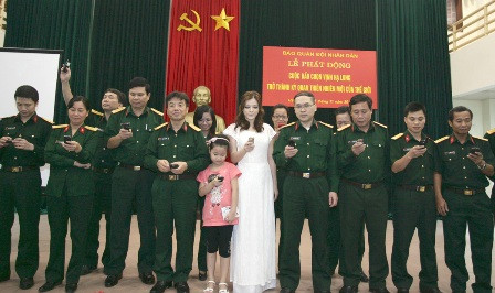Lý Nhã Kỳ cùng "nhà báo đeo lon” bầu Vịnh Hạ Long ảnh 1 Lý Nhã Kỳ cùng "nhà báo đeo lon” bầu Vịnh Hạ Long ảnh 1