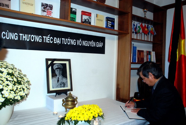 Phái đoàn VN tại Geneva tổ chức viếng Đại tướng ảnh 1 Phái đoàn VN tại Geneva tổ chức viếng Đại tướng ảnh 1