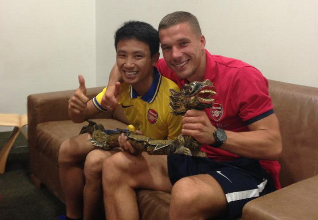 "Running Man" đã tái ngộ Lukas Podolski tại London ảnh 1