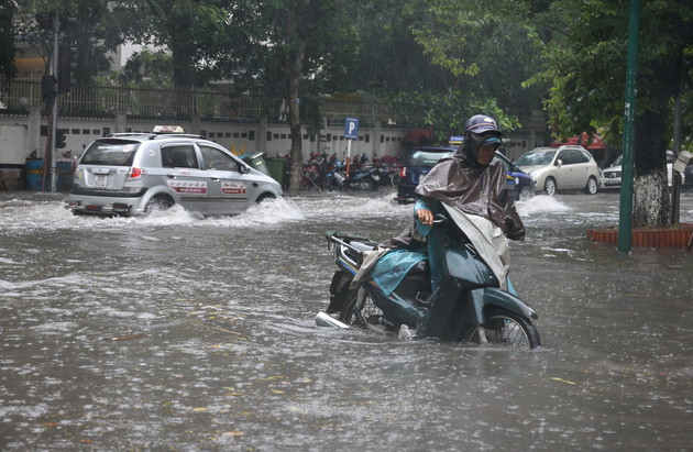 Nhiều tuyến phố tại Hà Nội chịu úng ngập do mưa bão ảnh 1
