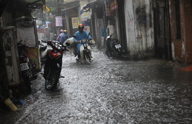 Nhiều tuyến phố tại Hà Nội chịu úng ngập do mưa bão ảnh 3